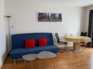 伯尔尼Wohnung的客厅配有蓝色的沙发和桌子