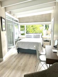 西萨默塞特One Oak Guest House的一间卧室设有一张床和一个大窗户