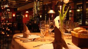 沃尔法赫克朗餐厅酒店的一张桌子,上面放有酒杯和餐巾