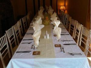 布里奇诺斯The George的一张长桌,上面有餐巾纸和餐具