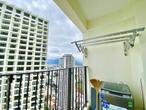 芽庄Gold Coast Luxury Apartment Nha Trang的享有建筑景致的阳台