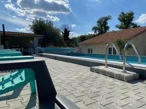 尼翁CHEZ PASCAL的房屋旁带长椅的游泳池