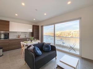 马尔萨斯卡拉Seafront 1st floor Apartment in Marsaskala by Solea的带沙发和大窗户的客厅