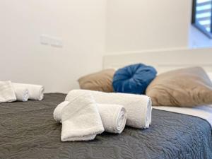 马尔萨斯卡拉Seafront 1st floor Apartment in Marsaskala by Solea的床上的一组毛巾