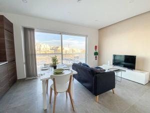 马尔萨斯卡拉Seafront 1st floor Apartment in Marsaskala by Solea的客厅配有沙发和桌子