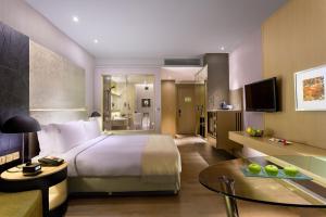 新德里新德里国际机场假日旅馆的酒店客房设有床和客厅。