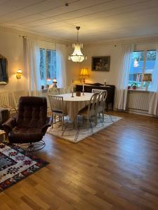 维默比Ljungmanshorva的客厅配有桌椅
