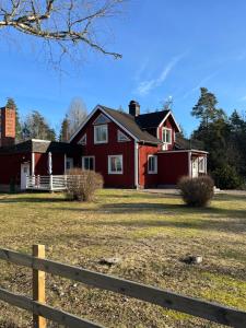 维默比Ljungmanshorva的前面有栅栏的红色房子