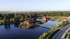 卢布林Malibu Lublin的水面上岛上房屋的空中景观