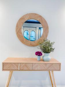 富国Anna Beach Phú Quốc的木桌上方的镜子和梳妆台
