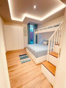 帕拉瑟Villa Azure的一间卧室设有双层床和楼梯。