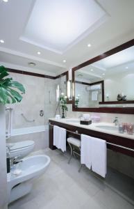 博洛尼亚星际埃克纱修酒店的浴室配有盥洗盆、卫生间和浴缸。