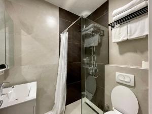 GjakovePremium Apartments的带淋浴、卫生间和盥洗盆的浴室