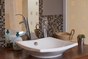 阿格诺Maison - Le Terra Verde - Terrasse的浴室内一个柜台上的白色水槽