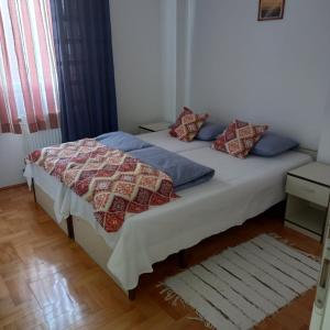 克鲁舍瓦茨Apartman Domina的一间卧室配有一张带蓝色枕头的大床