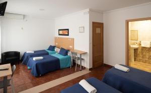 帕特纳米特帕特纳旅馆的酒店客房设有三张床和水槽