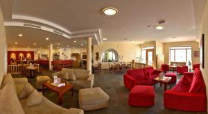 芬德尔斯芬德尔斯厄勒尼斯酒店的大堂设有红色的桌椅和餐厅