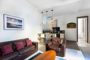 波尔多Magnifique Appartement avec climatisation en Hyper Centre de Bordeaux的带沙发和椅子的客厅以及厨房。