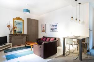 波尔多Magnifique Appartement avec climatisation en Hyper Centre de Bordeaux的客厅配有沙发和桌子