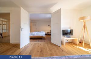 阿罗萨Chalet Pradella by Arosa Holiday的通往卧室的开放式门,卧室配有一张床和电视