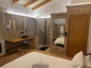 穆尔西亚Villa parque natural的一间卧室配有一张床,浴室设有淋浴。