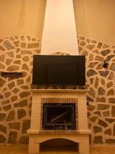 穆尔西亚Villa parque natural的壁炉上方配有平面电视
