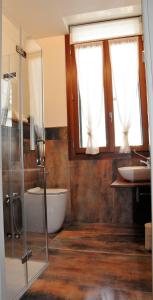 蒙泰贝卢纳NAZIONALE Camere的带浴缸、卫生间和盥洗盆的浴室
