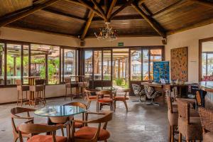 阿拉卡茹奥瑞纳生态海滩酒店的餐厅设有桌椅和窗户。