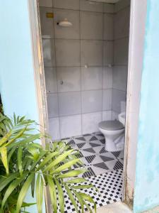 迈里波朗Chácara das Suculentas的浴室设有卫生间,铺有黑白瓷砖地板。