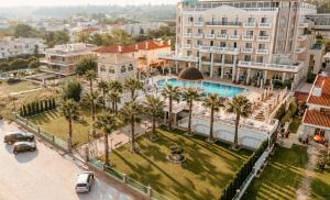 阿吉亚特拉萨Wellness Santa Hotel的享有棕榈树公园和建筑的空中景致