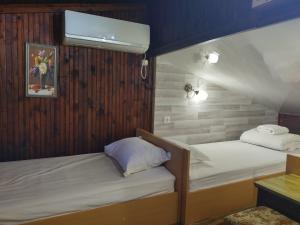 BrestnikКъща за гости Вишнева градина的小型客房 - 带2张床和窗户