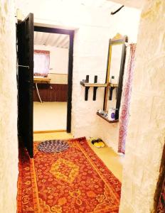DedhaAnanyaVaas的一间房间,地板上设有镜子和地毯