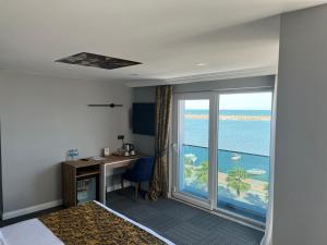 萨姆松çepnis hotel的海景客房 - 带书桌