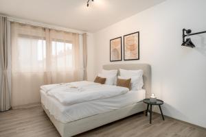 汉诺威Liberty Home Platinum - Apartments的白色卧室配有一张带白色床单的大床