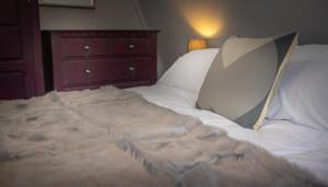 凯西克Loft Apartment, Keswick的一张带枕头和梳妆台的大型白色床