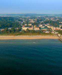 奥斯特西巴德钦诺维茨豪斯苏布雷可酒店伽尔尼&菲利恩吾航根的享有海滩和城市的空中景致