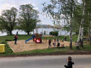 泰尔奇Rekreační dům u rybníka Roštýn- Telč的一群儿童在带游乐场的公园玩耍