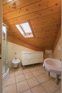 里乔内Residence Das Nest的浴室配有卫生间、水槽和天窗。