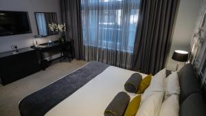 泰恩河畔纽卡斯尔利基格雷街酒店的酒店客房设有一张大床和一台电视。