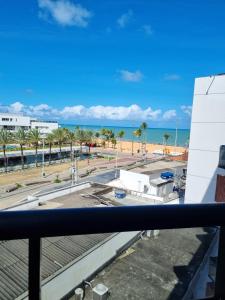 若昂佩索阿Apto beira mar no coração da cidade的以及享有海滩景致的阳台。