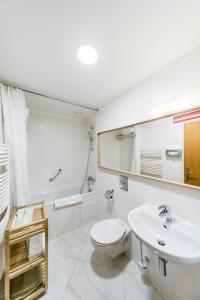 布拉格阿茨巴城市酒店的白色的浴室设有卫生间和水槽。