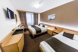 布拉格阿茨巴城市酒店的酒店客房设有两张床和电视。