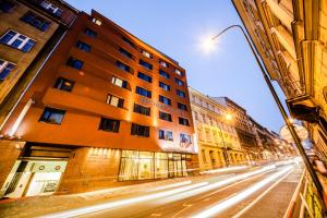布拉格阿茨巴城市酒店的一条城市街道,有建筑和街灯
