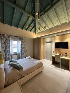 彼得拉桑塔Sogni d'artista的一间卧室配有一张大床和一张书桌