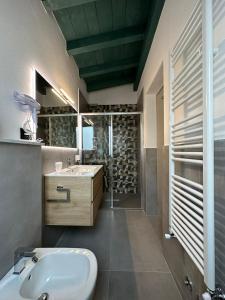 彼得拉桑塔Sogni d'artista的一间带水槽和卫生间的浴室