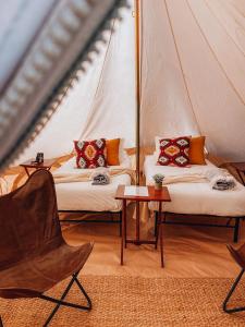 瓦莱Wander Camp Grand Canyon的帐篷内带两张床的房间