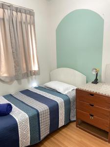 利马Hermoso departamento en pueblo libre cerca al aeropuerto的一间卧室设有两张床、一个梳妆台和窗户。
