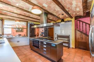Villamayor de CamposCasa del Trotamundos的客房内的厨房配有炉灶烤箱