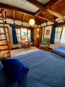 Cumbayá玉兰住宿加早餐旅馆的一间卧室配有蓝色的床和一张书桌