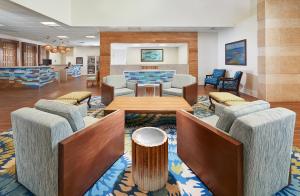 奥兰多Hilton Vacation Club Aqua Sol Orlando West的医院里带长沙发和桌子的等候室